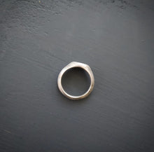 Load image into Gallery viewer, Signet Ring size 8.25