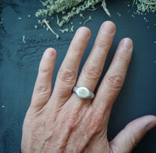 Load image into Gallery viewer, Signet Ring size 7.25