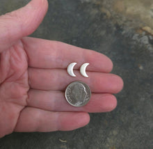 Load image into Gallery viewer, Crescent Moon Earrings