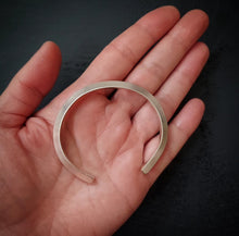 Load image into Gallery viewer, Triangle Element Cuff size S/M