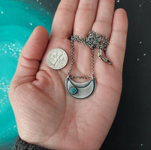 Load image into Gallery viewer, Crescent Moon Necklace