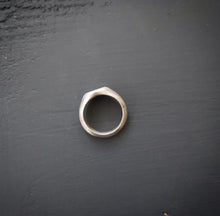 Load image into Gallery viewer, Signet Ring size 7.25

